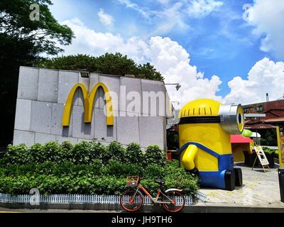 Shenzhen, Chine. 7Th Jul, 2017. Adorable géant sbires jaunes peut être vu en face d'un magasin McDonald's dans le sud de la Chine, Shenzhen, le 12 juillet, 2017. Crédit : SIPA Asie/ZUMA/Alamy Fil Live News Banque D'Images