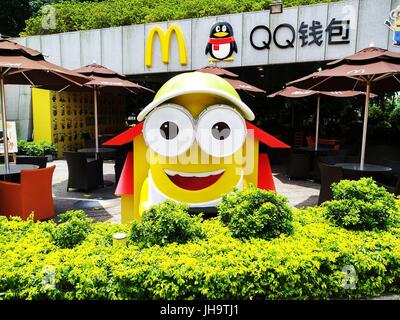 Shenzhen, Chine. 7Th Jul, 2017. Adorable géant sbires jaunes peut être vu en face d'un magasin McDonald's dans le sud de la Chine, Shenzhen, le 12 juillet, 2017. Crédit : SIPA Asie/ZUMA/Alamy Fil Live News Banque D'Images