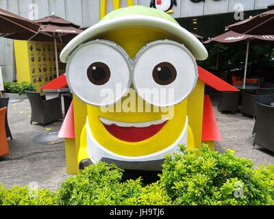 Shenzhen, Chine. 7Th Jul, 2017. Adorable géant sbires jaunes peut être vu en face d'un magasin McDonald's dans le sud de la Chine, Shenzhen, le 12 juillet, 2017. Crédit : SIPA Asie/ZUMA/Alamy Fil Live News Banque D'Images