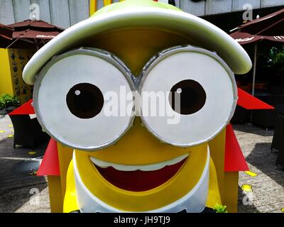 Shenzhen, Chine. 7Th Jul, 2017. Adorable géant sbires jaunes peut être vu en face d'un magasin McDonald's dans le sud de la Chine, Shenzhen, le 12 juillet, 2017. Crédit : SIPA Asie/ZUMA/Alamy Fil Live News Banque D'Images