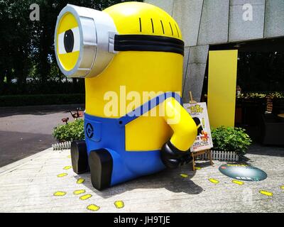 Shenzhen, Chine. 7Th Jul, 2017. Adorable géant sbires jaunes peut être vu en face d'un magasin McDonald's dans le sud de la Chine, Shenzhen, le 12 juillet, 2017. Crédit : SIPA Asie/ZUMA/Alamy Fil Live News Banque D'Images