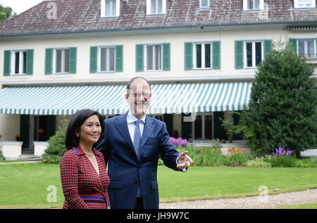 Berlin, Allemagne. Le 13 juillet, 2017. L'Ambassadeur britannique Sir Sebastian Wood et son épouse Dame Sirinat photo bois pendant une conférence de presse dans le jardin de la résidence de l'ambassadeur britannique à Berlin, Allemagne, 13 juillet 2017. Le prince William et son épouse Kate sont à visiter Berlin le 19 juillet. Photo : Jens Kalaene Zentralbild-/dpa/dpa/Alamy Live News Banque D'Images