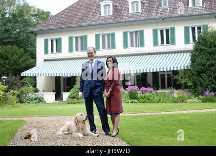 Berlin, Allemagne. Le 13 juillet, 2017. L'Ambassadeur britannique Sir Sebastian Wood et son épouse Dame Sirinat photo bois pendant une conférence de presse dans le jardin de la résidence de l'ambassadeur britannique à Berlin, Allemagne, 13 juillet 2017. Le prince William et son épouse Kate sont à visiter Berlin le 19 juillet. Photo : Jens Kalaene Zentralbild-/dpa/dpa/Alamy Live News Banque D'Images