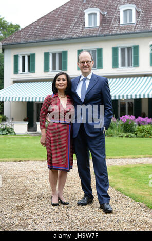 Berlin, Allemagne. Le 13 juillet, 2017. L'Ambassadeur britannique Sir Sebastian Wood et son épouse Dame Sirinat photo bois pendant une conférence de presse dans le jardin de la résidence de l'ambassadeur britannique à Berlin, Allemagne, 13 juillet 2017. Le prince William et son épouse Kate sont à visiter Berlin le 19 juillet. Photo : Jens Kalaene Zentralbild-/dpa/dpa/Alamy Live News Banque D'Images