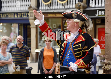 Chester, Royaume-Uni. 13 juillet 2017. La Chester crieur public David Mitchell de faire partir les proclamations sur la croix pour les touristes. Crédit : Andrew Paterson/Alamy Live News Banque D'Images