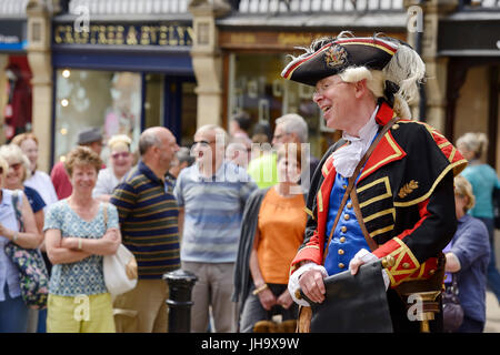 Chester, Royaume-Uni. 13 juillet 2017. La Chester crieur public David Mitchell de faire partir les proclamations sur la croix pour les touristes. Crédit : Andrew Paterson/Alamy Live News Banque D'Images