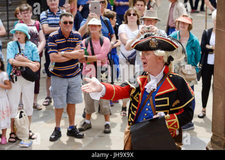 Chester, Royaume-Uni. 13 juillet 2017. La Chester crieur public David Mitchell de faire partir les proclamations sur la croix pour les touristes. Crédit : Andrew Paterson/Alamy Live News Banque D'Images