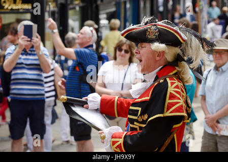 Chester, Royaume-Uni. 13 juillet 2017. La Chester crieur public David Mitchell de faire partir les proclamations sur la croix pour les touristes. Crédit : Andrew Paterson/Alamy Live News Banque D'Images