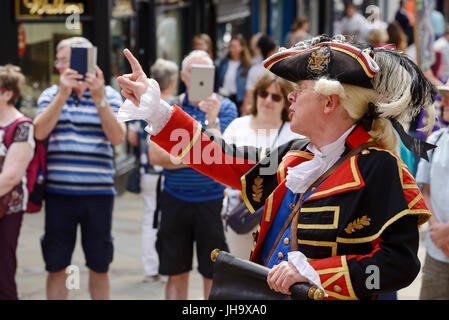 Chester, Royaume-Uni. 13 juillet 2017. La Chester crieur public David Mitchell de faire partir les proclamations sur la croix pour les touristes. Crédit : Andrew Paterson/Alamy Live News Banque D'Images