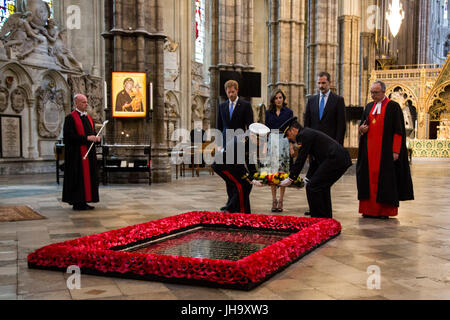 Londres, Royaume-Uni. 13 juillet 2017. L-R : le prince Harry, Reine Letizia, le roi Felipe, Très Révérend Dr John Hall, le doyen de Westminster. Visite d'État du roi Felipe VI d'Espagne et la Reine Letizia au Royaume-Uni. Le roi Felipe et Letizia Queen arrivent à l'abbaye de Westminster de déposer une couronne sur la Tombe du Soldat inconnu. Photo : Bettina Strenske/Alamy Live News Banque D'Images