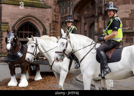 Chester, Royaume-Uni. 13 juillet 2017. Deux chevaux de police blanc aux côtés de la sculpture intitulée Sarah Lucas Perceval l'extérieur de la cathédrale de Chester sur St Werburgh Street. Crédit : Andrew Paterson/Alamy Live News Banque D'Images