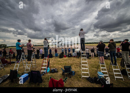 RAF Fairford dans les pittoresques Cotswolds accueille le Royal International Air Tattoo. Iliouchine il-76 avion de transport franc de l'Ukraine passant les passionnés sur des escabeaux prenant des photos Banque D'Images