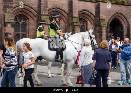 Chester, Royaume-Uni. 13 juillet 2017. Les chevaux de la police blanche passer devant la cathédrale de Chester sur St Werburgh Street. Crédit : Andrew Paterson/Alamy Live News Banque D'Images