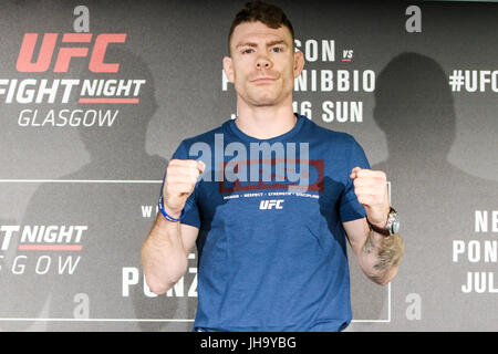 Glasgow, Royaume-Uni. Le 13 juillet, 2017. Crowne Plaza Glasgow, Glasgow, Royaume-Uni. 13 juillet 2017. Paul Felder pose pour l'appareil photo pendant la Glasgow UFC - Ultimate Media Jour Crédit : Dan Cooke/ Alamy Live News Banque D'Images