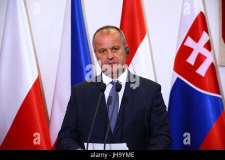 Pologne, Varsovie, Juillet 13th, 2017 : Groupe de Visegrad V4 minitres de la Défense tiendra réunion officielle. La ministre polonaise Antoni Macierwicz reçu Ministre hongrois Istvan Simicsko, Ministre slovaque Peter Gajdos et ministre tchèque Martin Stropnicky à Varsovie. La présidence de la V4 a été officiellement transférée à la Hongrie. ©Jake Ratz/Alamy Live News Banque D'Images