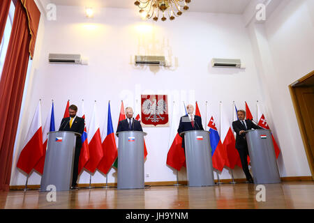 Pologne, Varsovie, Juillet 13th, 2017 : Groupe de Visegrad V4 minitres de la Défense tiendra réunion officielle. La ministre polonaise Antoni Macierwicz reçu Ministre hongrois Istvan Simicsko, Ministre slovaque Peter Gajdos et ministre tchèque Martin Stropnicky à Varsovie. La présidence de la V4 a été officiellement transférée à la Hongrie. ©Jake Ratz/Alamy Live News Banque D'Images