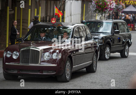 Downing Street, London, UK. Le 13 juillet, 2017. Le premier ministre, Theresa May, se félicite de Sa Majesté le roi Felipe VI d'Espagne à Downing Street. Credit : Malcolm Park / Alamy Live News. Banque D'Images