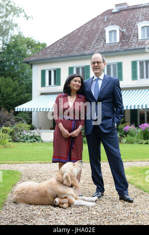 Berlin, Allemagne. Le 13 juillet, 2017. L'ambassadeur britannique à l'Allemagne Sir Sebastian Wood et son épouse Dame Bois Sirinat arrivent avec leur chien Albie pour une séance photo au jardin de la résidence de l'ambassadeur britannique à Berlin, Allemagne, 13 juillet 2017. On a répondu aux questions concernant l'Anniversaire de la Reine, à lieu le 19 juillet avec la présence du duc et de la duchesse de Cambridge. Grande-bretagne's Prince Willian et son wiffe arrivent à Berlin le 19 juillet. Photo : Jens Kalaene Zentralbild-/dpa/dpa/Alamy Live News Banque D'Images