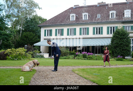 Berlin, Allemagne. Le 13 juillet, 2017. L'ambassadeur britannique à l'Allemagne Sir Sebastian Wood et son épouse Dame Bois Sirinat arrivent avec leur chien Albie pour une séance photo au jardin de la résidence de l'ambassadeur britannique à Berlin, Allemagne, 13 juillet 2017. On a répondu aux questions concernant l'Anniversaire de la Reine, à lieu le 19 juillet avec la présence du duc et de la duchesse de Cambridge. Grande-bretagne's Prince Willian et son wiffe arrivent à Berlin le 19 juillet. Photo : Jens Kalaene Zentralbild-/dpa/dpa/Alamy Live News Banque D'Images