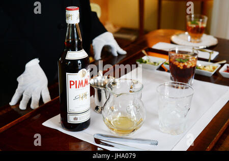 Berlin, Allemagne. Le 13 juillet, 2017. L 'apéritif' Pimms en cours de préparation par le majordome de la résidence de l'Ambassadeur britannique, Mario Calvelo, à Berlin, Allemagne, 13 juillet 2017. On a répondu aux questions lors d'une conférence de presse concernant l'Anniversaire de la Reine, à prendre place dans la résidence le 19 juillet avec la présence du duc et de la duchesse de Cambridge. Grande-bretagne's Prince Willian et son wiffe arrivent à Berlin le 19 juillet et sont attendus à la fête d'anniversaire de la Reine. Photo : Jens Kalaene Zentralbild-/dpa/dpa/Alamy Live News Banque D'Images