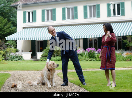 Berlin, Allemagne. Le 13 juillet, 2017. L'ambassadeur britannique à l'Allemagne Sir Sebastian Wood et son épouse Dame Bois Sirinat arrivent avec leur chien Albie pour une séance photo au jardin de la résidence de l'ambassadeur britannique à Berlin, Allemagne, 13 juillet 2017. On a répondu aux questions concernant l'Anniversaire de la Reine, à lieu le 19 juillet avec la présence du duc et de la duchesse de Cambridge. Grande-bretagne's Prince Willian et son wiffe arrivent à Berlin le 19 juillet. Photo : Jens Kalaene Zentralbild-/dpa/dpa/Alamy Live News Banque D'Images