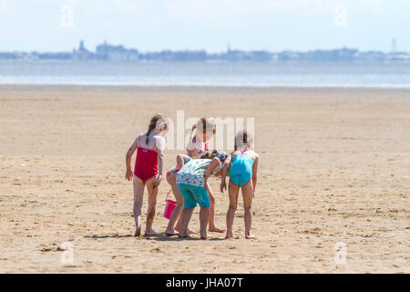 Lytham St Annes, Blackpool. 13 juillet 2017. Météo britannique. Les gens la direction de la plage, sur une belle journée ensoleillée à Lytham St Annes près de Blackpool. Écran solaire à la main comme un ciel clair et des températures dans le milieu des années 20 a fait pour près de conditions parfaites pour une journée à la mer. Credit : Cernan Elias/Alamy Live News Banque D'Images