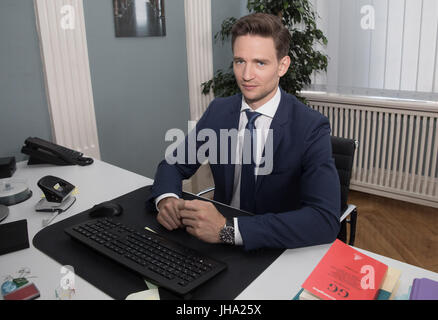 Berlin, Allemagne. Le 13 juillet, 2017. Août l'acteur pendant le tournage de Wittgenstein de l'avocat de l'RTL série 'Jenny · echt gerecht !' à Berlin, Allemagne, 13 juillet 2017. Il joue le rôle de Jenny's boss. Le salon de presse est prévue pour 2018. Photo : Jörg Carstensen/dpa/Alamy Live News Banque D'Images