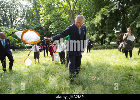 Londres, Royaume-Uni. 13 juillet 2017. L’une des plus grandes organisations caritatives de conservation du Royaume-Uni lancée ces dernières années a été dévoilée aujourd’hui par son nouveau patron, son Altesse Royale le Prince de Galles. Sur la photo, son Altesse Royale attrapant des insectes dans la prairie avec des élèves de l'école primaire St.James et St.John's Church of England à Paddington. Lors d’une visite à Hyde Park à Londres, le prince a officiellement lancé l’association caritative Royal Parks, qui soutient et gère 5 000 hectares de parcs royaux s’étendant de Greenwich Park à l’est à Bushy Park à l’ouest. Banque D'Images