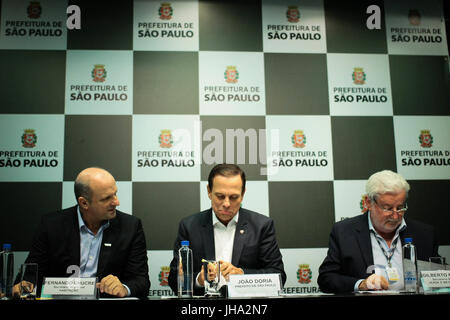 SÃO PAULO, SP - 13.07.2017 : DORIA FALA SOBRE JARDIM KERALUX - Le maire de la ville de São Paulo, João Dória, annonce ce jeudi (13) du début de la régularisation foncière, l'urbanisation et de l'environnement Les travaux de compensation de Jardim KERALUX, où 5 000 familles vivent dans un salon, avec la présence des secrétaires du logement, Fernando et le Chucre et de l'environnement vert, Gilberto Natalini. (Photo : Aloisio Mauricio/Fotoarena) Banque D'Images