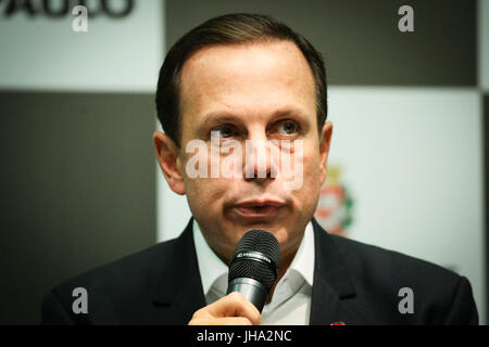 SÃO PAULO, SP - 13.07.2017 : DORIA FALA SOBRE JARDIM KERALUX - Le maire de la ville de São Paulo, João Dória, annonce ce jeudi (13) du début de la régularisation foncière, l'urbanisation et de l'environnement Les travaux de compensation de Jardim KERALUX, où 5 000 familles vivent dans un salon, avec la présence des secrétaires du logement, Fernando et le Chucre et de l'environnement vert, Gilberto Natalini. (Photo : Aloisio Mauricio/Fotoarena) Banque D'Images