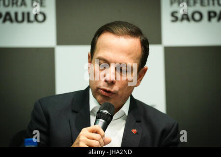 SÃO PAULO, SP - 13.07.2017 : DORIA FALA SOBRE JARDIM KERALUX - Le maire de la ville de São Paulo, João Dória, annonce ce jeudi (13) du début de la régularisation foncière, l'urbanisation et de l'environnement Les travaux de compensation de Jardim KERALUX, où 5 000 familles vivent dans un salon, avec la présence des secrétaires du logement, Fernando et le Chucre et de l'environnement vert, Gilberto Natalini. (Photo : Aloisio Mauricio/Fotoarena) Banque D'Images