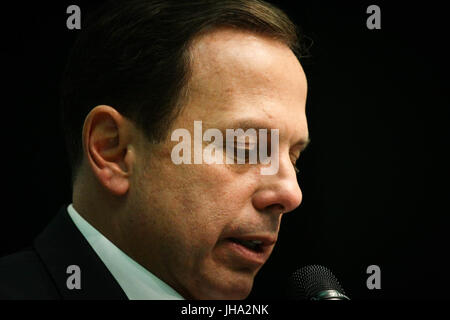 SÃO PAULO, SP - 13.07.2017 : DORIA FALA SOBRE JARDIM KERALUX - Le maire de la ville de São Paulo, João Dória, annonce ce jeudi (13) du début de la régularisation foncière, l'urbanisation et de l'environnement Les travaux de compensation de Jardim KERALUX, où 5 000 familles vivent dans un salon, avec la présence des secrétaires du logement, Fernando et le Chucre et de l'environnement vert, Gilberto Natalini. (Photo : Aloisio Mauricio/Fotoarena) Banque D'Images