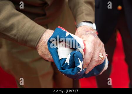 Paris, France. Le 13 juillet, 2017. Les anciens combattants de la Seconde Guerre mondiale tenir un drapeau américain pendant qu'ils attendent pour rencontrer le Président Donald Trump et la Première Dame Melania Trump lors d'une cérémonie à l'ambassade des États-Unis avec 13 juillet 2017, à Paris, France. La première famille est à Paris pour commémorer le 100e anniversaire de l'entrée des États-Unis dans la Première Guerre mondiale et assister à la fête de la Bastille. Credit : Planetpix/Alamy Live News Banque D'Images