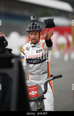 F1 Grand Prix de Grande-Bretagne. Circuit de Silverstone, au Royaume-Uni. Jeudi 13 juillet 2017. Ancien pilote de F1, Jenson Button (GBR) prend part à une randonnée à vélo sur le thème de Londres au défi la Formule 1 Grand Prix de Grande-Bretagne. Crédit : KEVIN BENNETT/Alamy Live News Banque D'Images