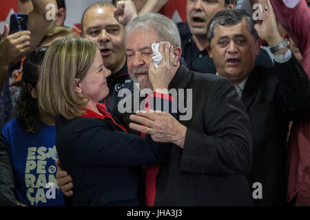 Sao Paulo, Brésil. Le 13 juillet, 2017. L'ancien Président du Brésil, Luiz Inacio Lula da SILVA, donne une conférence de presse au siège du Parti des travailleurs à São Paulo, après avoir été condamné à 9 ans et six mois de prison pour corruption et blanchiment d'frais.Lula a eu ses droits politiques suspendu pendant 19 ans. Credit : Paulo Lopes/ZUMA/Alamy Fil Live News Banque D'Images