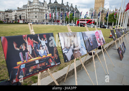 Londres, Royaume-Uni. Le 13 juillet, 2017. Une exposition de la photographie à partir de la tentative de coup d'état en Turquie en 2016 organisés sur un côté de la place du Parlement dans le cadre d'une manifestation pro-démocratie par le pro-Erdogan Union des démocrates turcs européens (UETD). Banque D'Images