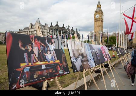 Londres, Royaume-Uni. Le 13 juillet, 2017. Une exposition de la photographie à partir de la tentative de coup d'état en Turquie en 2016 organisés sur un côté de la place du Parlement dans le cadre d'une manifestation pro-démocratie par le pro-Erdogan Union des démocrates turcs européens (UETD). Banque D'Images