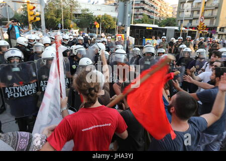 Thessaloniki, Grèce, 13 juillet 2017. La police anti-émeute a bloquer la route au cours d'une manifestation contre la visite du président de la Commission européenne Jean Claude Juncker dans le nord de la ville portuaire grecque de Thessalonique. Jean-Claude Juncker est à Thessalonique pour assister à une cérémonie au cours de laquelle il sera reçu un doctorat honorifique de l'Université Aristote de Thessalonique. Orhan crédit Tsolak / Alamy Live News Banque D'Images