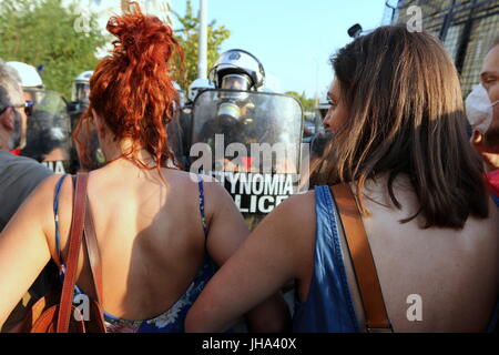 Thessaloniki, Grèce, 13 juillet 2017. La police anti-émeute a bloquer la route au cours d'une manifestation contre la visite du président de la Commission européenne Jean Claude Juncker dans le nord de la ville portuaire grecque de Thessalonique. Jean-Claude Juncker est à Thessalonique pour assister à une cérémonie au cours de laquelle il sera reçu un doctorat honorifique de l'Université Aristote de Thessalonique. Orhan crédit Tsolak / Alamy Live News Banque D'Images