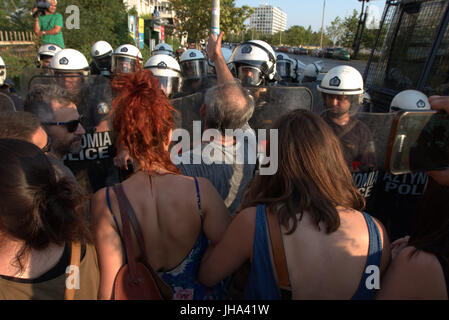 Thessaloniki, Grèce, 13 juillet 2017. La police anti-émeute a bloquer la route au cours d'une manifestation contre la visite du président de la Commission européenne Jean Claude Juncker dans le nord de la ville portuaire grecque de Thessalonique. Jean-Claude Juncker est à Thessalonique pour assister à une cérémonie au cours de laquelle il sera reçu un doctorat honorifique de l'Université Aristote de Thessalonique. Orhan crédit Tsolak / Alamy Live News Banque D'Images