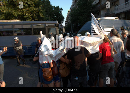 Thessaloniki, Grèce, 13 juillet 2017. Les manifestants sont bloqués par la police rioth, lors d'une manifestation contre la visite du président de la Commission européenne Jean Claude Juncker dans le nord de la ville portuaire grecque de Thessalonique. Jean-Claude Juncker est à Thessalonique pour assister à une cérémonie au cours de laquelle il sera reçu un doctorat honorifique de l'Université Aristote de Thessalonique. Orhan crédit Tsolak / Alamy Live News Banque D'Images