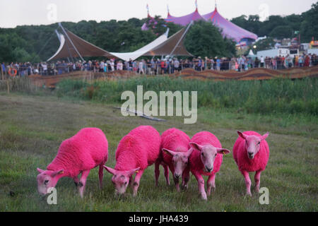 Henham Park, Southwold, UK. Le 13 juillet, 2017. La célèbre brebis rose le premier jour (Jeudi) de la Latitude 2017 festival à Henham Park, Southwold dans le Suffolk. Date de la photo : Jeudi, Juillet 13, 2017. Crédit photo doit se lire : Roger Garfield/Alamy Live News. Banque D'Images