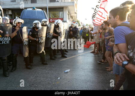 Thessaloniki, Grèce, 13 juillet 2017. Les manifestants sont bloqués par la police rioth, lors d'une manifestation contre la visite du président de la Commission européenne Jean Claude Juncker dans le nord de la ville portuaire grecque de Thessalonique. Jean-Claude Juncker est à Thessalonique pour assister à une cérémonie au cours de laquelle il sera reçu un doctorat honorifique de l'Université Aristote de Thessalonique. Orhan crédit Tsolak / Alamy Live News Banque D'Images