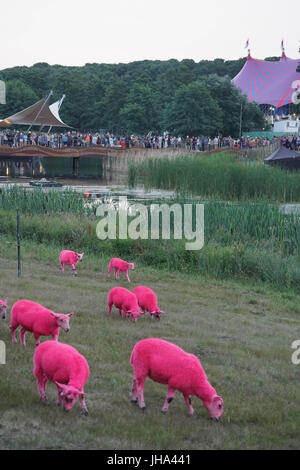 Henham Park, Southwold, UK. Le 13 juillet, 2017. La célèbre brebis rose le premier jour (Jeudi) de la Latitude 2017 festival à Henham Park, Southwold dans le Suffolk. Date de la photo : Jeudi, Juillet 13, 2017. Crédit photo doit se lire : Roger Garfield/Alamy Live News. Banque D'Images