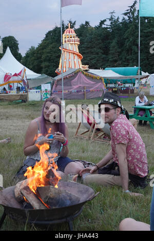 Henham Park, Southwold, UK. Le 13 juillet, 2017. Festivaliers profiter d'un feu ouvert le premier jour (Jeudi) de la Latitude 2017 festival à Henham Park, Southwold dans le Suffolk. Date de la photo : Jeudi, Juillet 13, 2017. Crédit photo doit se lire : Roger Garfield/Alamy Live News. Banque D'Images