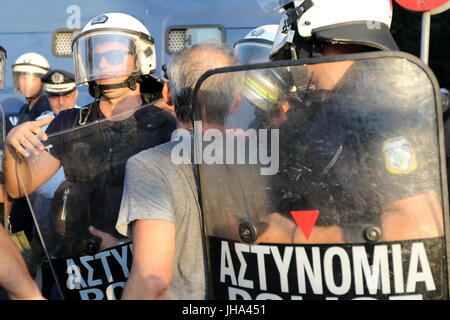 Thessaloniki, Grèce, 13 juillet 2017. La police anti-émeute a bloquer la route au cours d'une manifestation contre la visite du président de la Commission européenne Jean Claude Juncker dans le nord de la ville portuaire grecque de Thessalonique. Jean-Claude Juncker est à Thessalonique pour assister à une cérémonie au cours de laquelle il sera reçu un doctorat honorifique de l'Université Aristote de Thessalonique. Orhan crédit Tsolak / Alamy Live News Banque D'Images