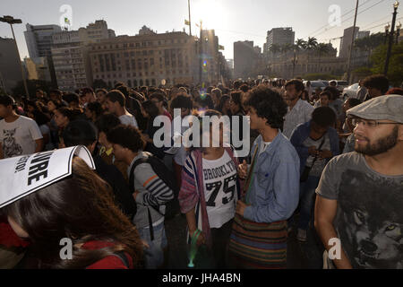 12 juillet 2017 - SÃ¢O Paulo, Sao Paulo, Brésil - SAO PAULO, BRÉSIL - le 13 juillet : PROTESTER CONTRE LES TRANSPORTS PUBLICS AU BRÉSIL:Le Paulista Union des étudiants de niveau postsecondaire (UPES) ont organisé une manifestation contre la décision du maire de Sao Paulo, Joao Doria (PSDB), de restreindre les voyages des laissez-passer d'étudiant libre - à partir de 8 à 4 billets par jour ; la concentration de la loi s'est produite dans le Viaduto do Chaj, où se trouve le siège de l'Hôtel de ville de Sao Paulo est situé, dans le centre de la capitale. Credit : Cris Faga/ZUMA/Alamy Fil Live News Banque D'Images