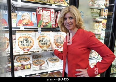 Los Angeles, Californie, USA. 14 Juin, 2017. Gail Becker fondé L.A., Caulipower, qui fait une croûte à pizza congelés chou-fleur vente en magasin d'aliments entiers. Ringo : crédit Chiu/ZUMA/Alamy Fil Live News Banque D'Images