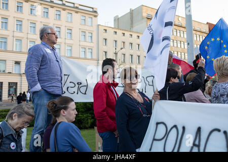 Poznan, Pologne. Jul 13, 2017. En protestation contre Poznan nouvelle loi adoptée par le parti conservateur PIS - violation de l'indépendance des tribunaux en Pologne. Protestation contre la destruction des pouvoirs Division Comité de protestation de la démocratie Défense Kod Poznan Pologne Crédit : Szymon Mucha/Alamy Live News Banque D'Images