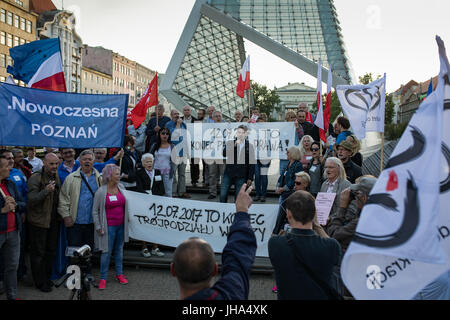 Poznan, Pologne. Jul 13, 2017. En protestation contre Poznan nouvelle loi adoptée par le parti conservateur PIS - violation de l'indépendance des tribunaux en Pologne. Protestation contre la destruction des pouvoirs Division Comité de protestation de la démocratie Défense Kod Poznan Pologne Crédit : Szymon Mucha/Alamy Live News Banque D'Images